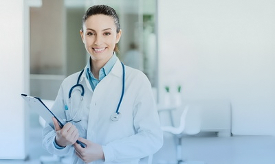 врач смотрит в камеру женщина доктор в клинике